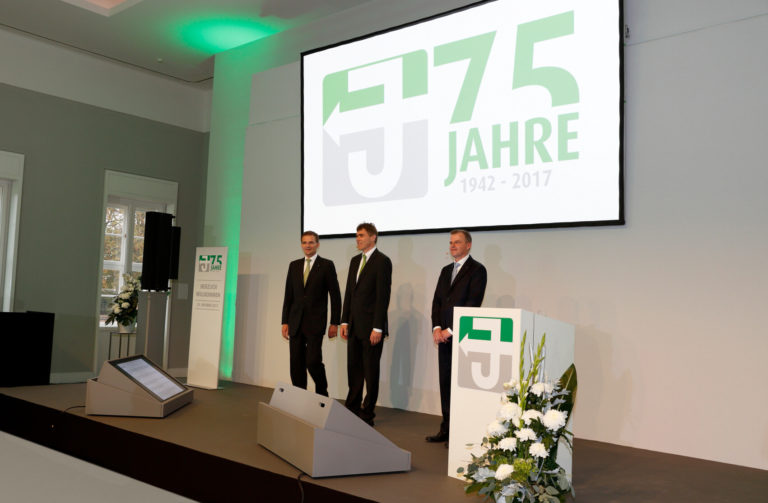 Die Geschäftsführer Andreas, Sebastian und Marius Jäger bei einer Rede zur 75 Jahre Feier
